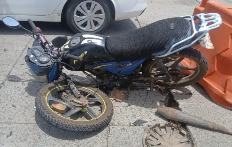 Motocicleta y taxi sufren encontronazo