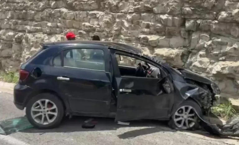 Conductora choca su vehículo contra un cerro