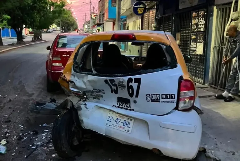 Conductor arrolla a vehículos estacionados y huye