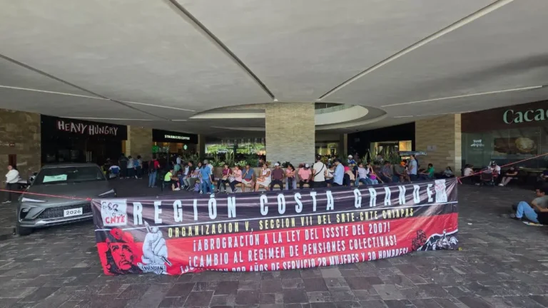 Continúa huelga: CNTE toma plazas comerciales en Tuxtla