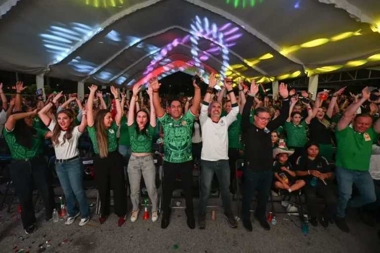 Eduardo Ramírez celebra junto a la afición chiapaneca el triunfo de México