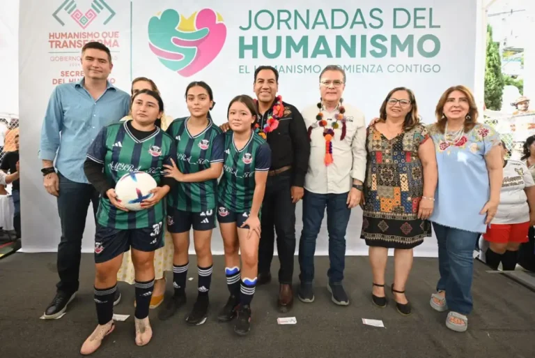 Eduardo Ramírez acerca programas y servicios a familias mediante las Jornadas del Humanismo