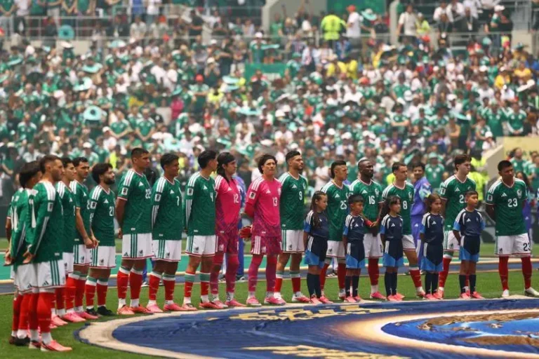 Las lágrimas de un niño: Gilberto Mora llora durante el Himno Nacional en la inauguración del Mundial