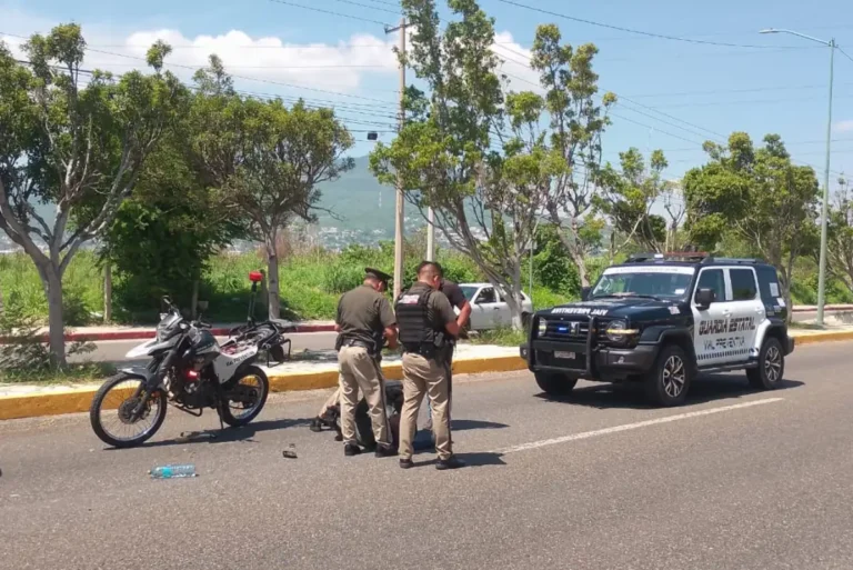 Guardia Estatal Vial lesionado al chocar con vehículo oficial