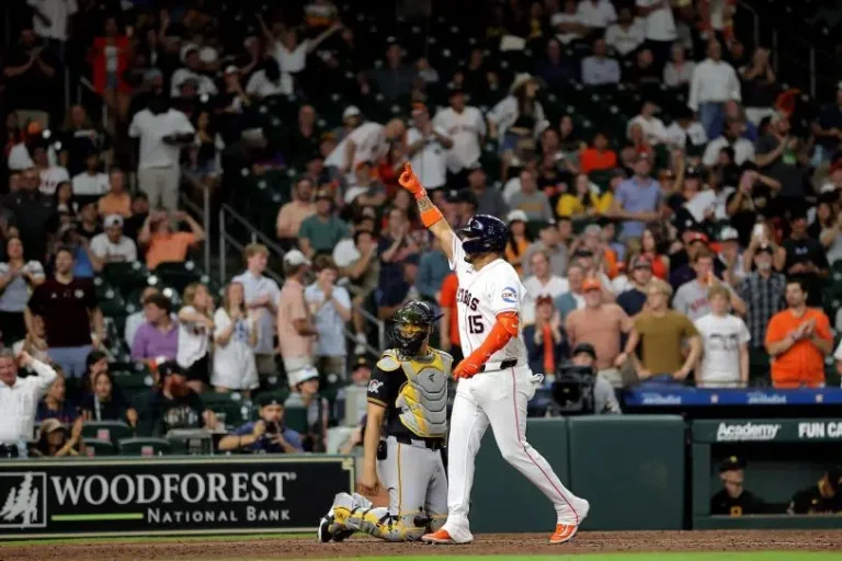 Isaac Paredes alcanza los 100 jonrones en Grandes Ligas