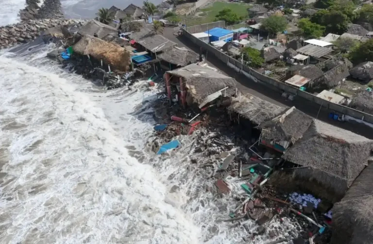 Mar de fondo devasta restaurantes en Chiapas