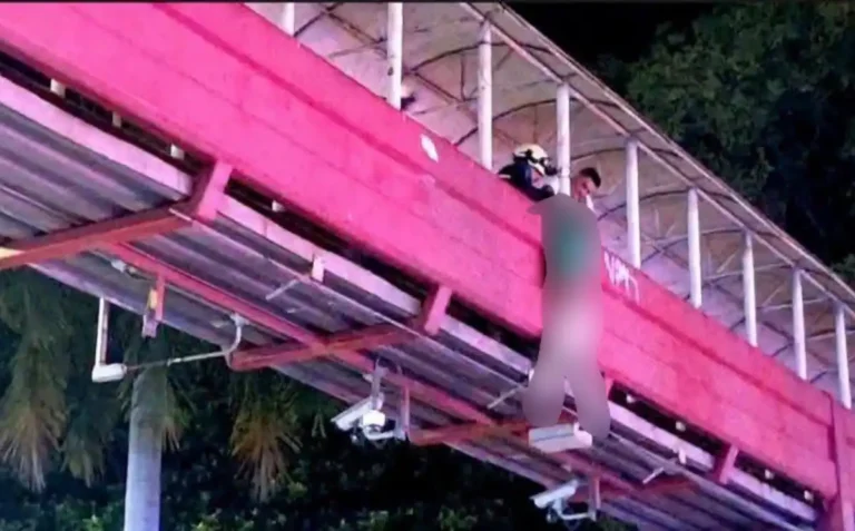 Migrante intenta arrojarse desde un puente peatonal