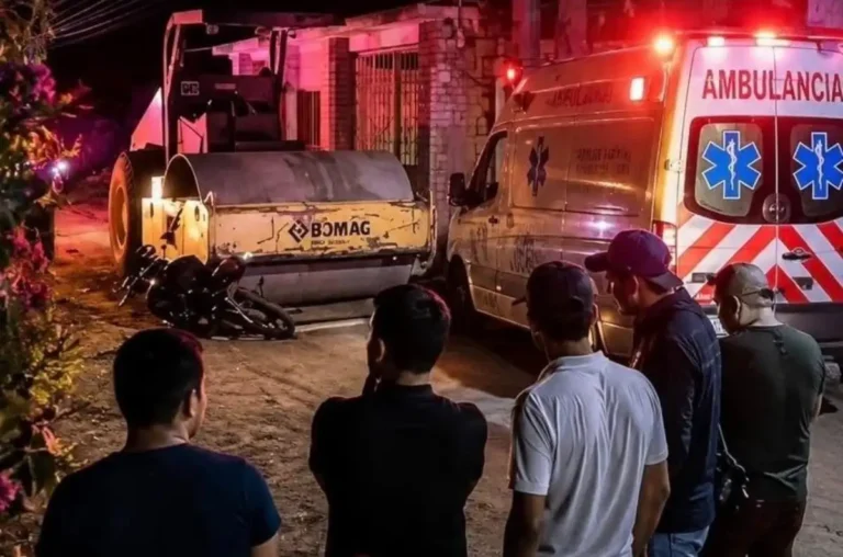 Joven motociclista choca contra aplanadora y muere