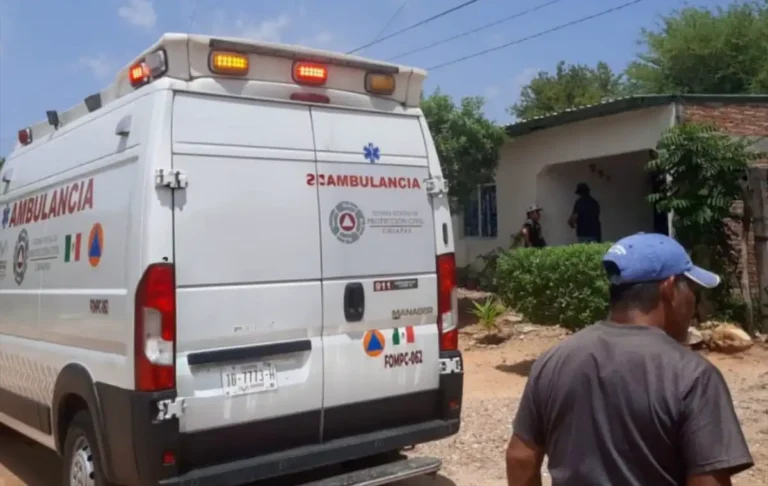 Joven motociclista muere al estrellarse contra un árbol