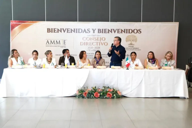 Paco Chacón reconoce el papel de las mujeres de la AMMJE en su visión de transformación humanista