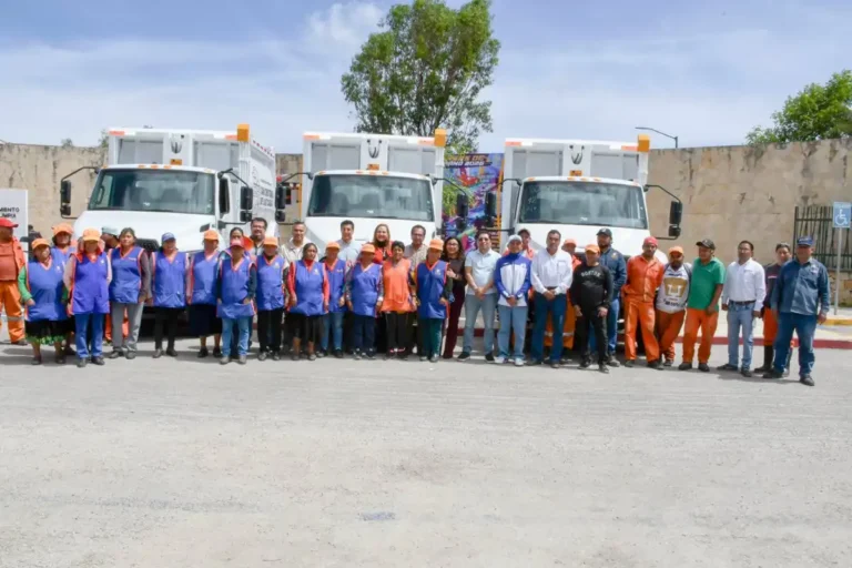 Entregan camiones de recolección y uniformes a trabajadores de Limpia Municipal