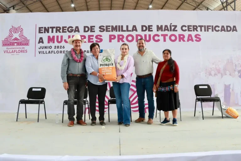 Marco Antonio Barba y Valeria Rosales entregan semillas de maíz a 3 mil mujeres del campo