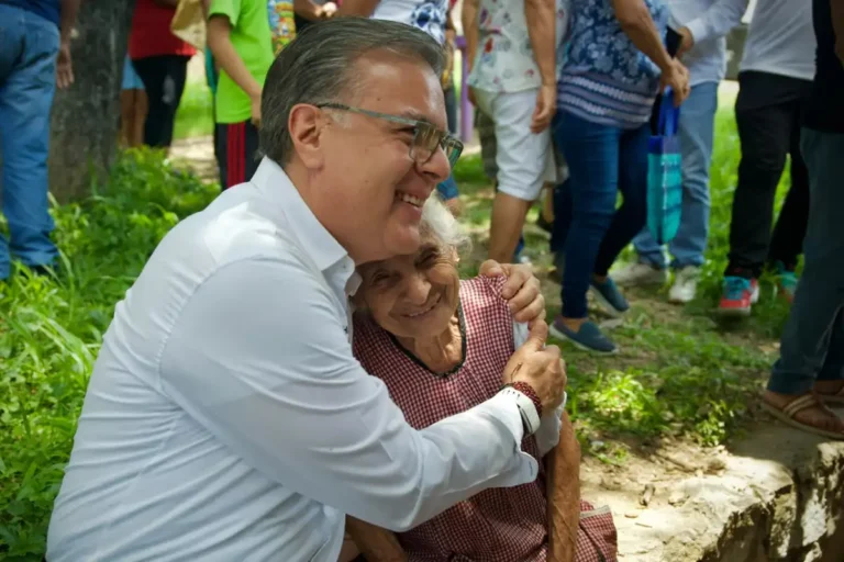 Con el Comedor Móvil, Paco Chacón cumple a las familias de la colonia 2 de Febrero