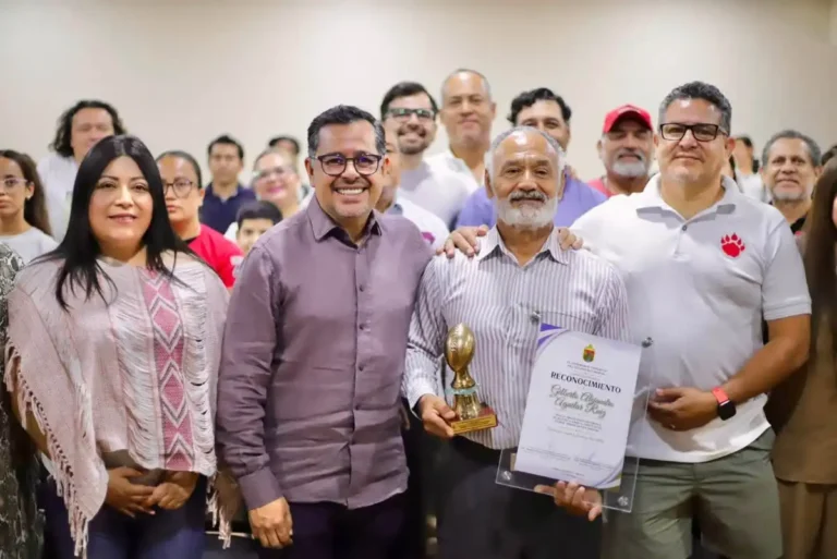 Entregan reconocimiento a Gilberto Aguilar en Congreso del Estado