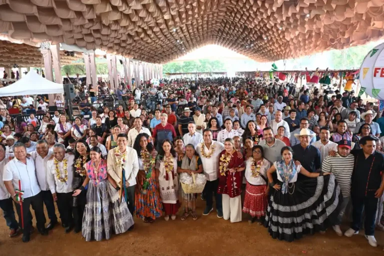 Eduardo Ramírez y Salomón Jara celebran la hermandad de Chiapas y Oaxaca en La Guelaguetza