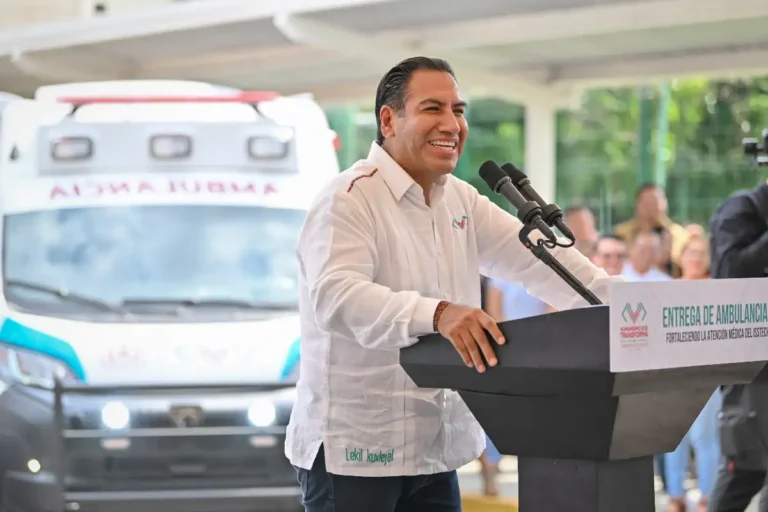 Eduardo Ramírez fortalece la atención médica del Isstech con la entrega de ambulancias