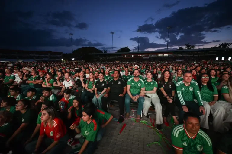 Afición chiapaneca y Eduardo Ramírez vivieron con intensidad el partido de México en los octavos de final