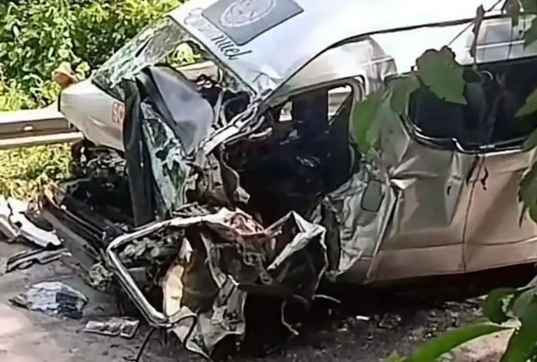 Muere chofer de colectivo al chocar contra un camión