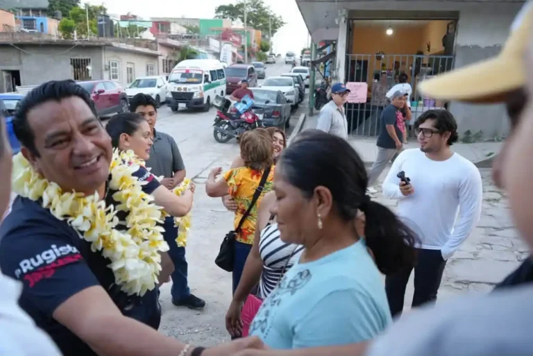 Entre sonrisas y diálogo con las familias, Jovani Salazar visita la colonia La Reliquia