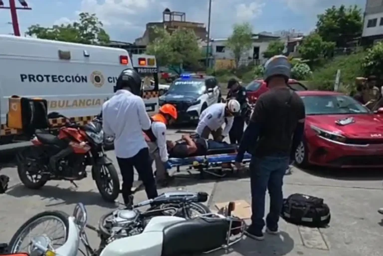 Automovilista arrolla a motociclista en patio de maniobras de una gasolinera