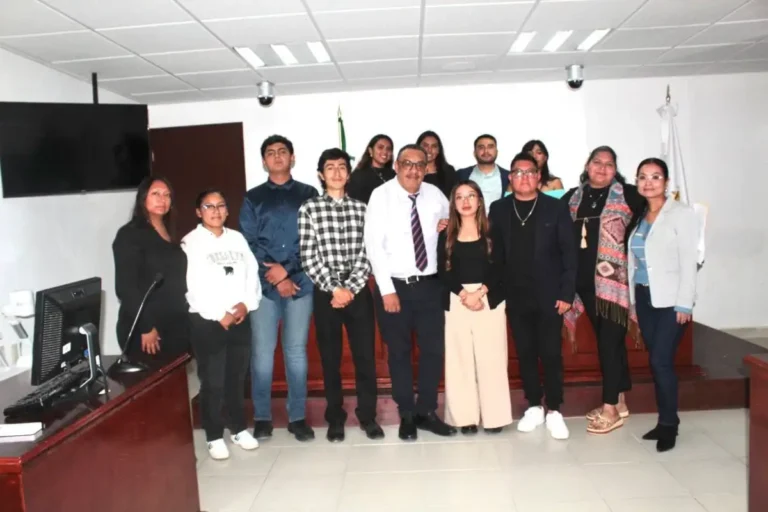 Estudiantes fortalecen su formación jurídica con visita a la sede judicial en Comitán