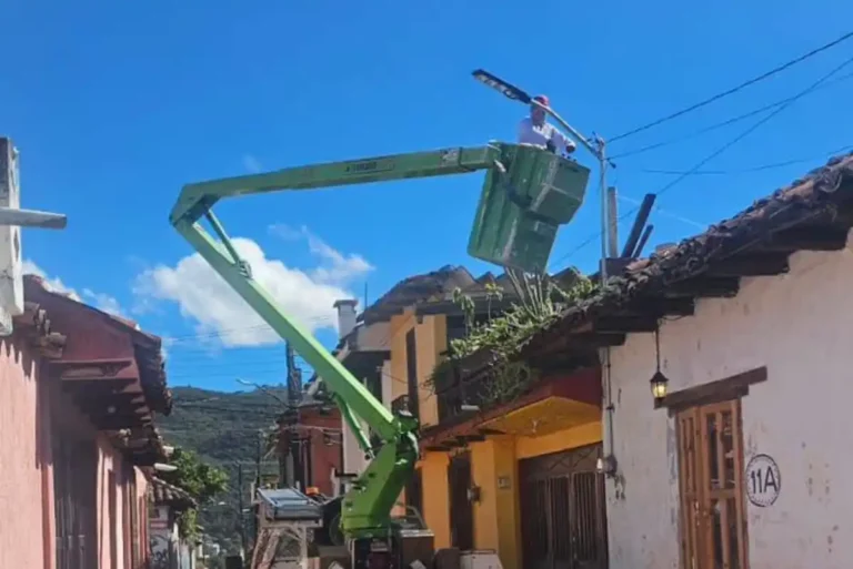 Refuerza Ayuntamiento alumbrado público en el Barrio de El Cerrillo