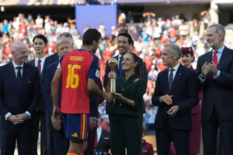 Felicita Claudia Sheinbaum a España por ganar la copa del Mundo 2026