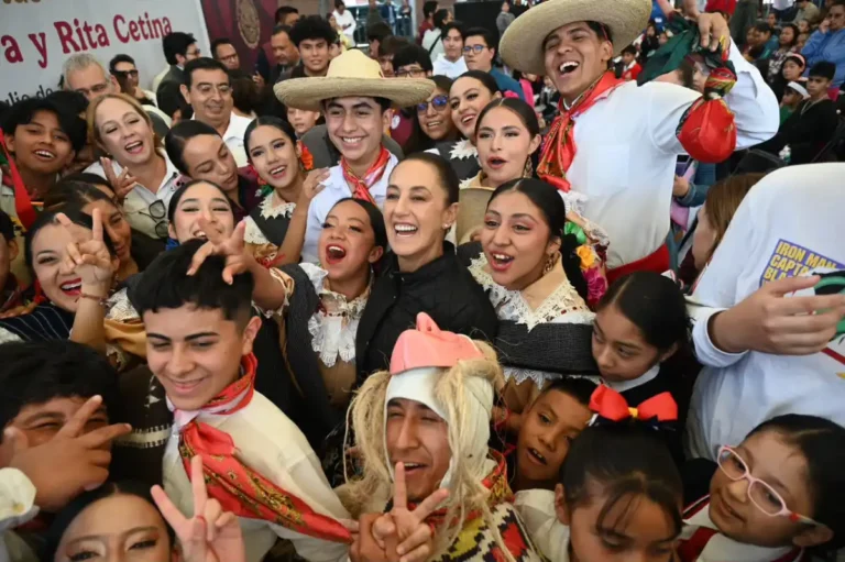 Presidenta culmina recorrido por Michoacán, donde felicitó a EUA por su independencia