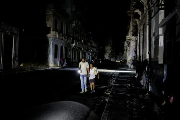 Otro apagón nacional agrava el desgaste de la red eléctrica y la vida cotidiana en Cuba