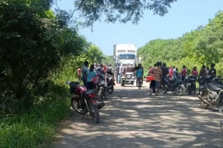 Niño motociclista muere al chocar contra un tractocamión
