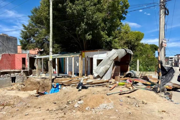 Inician retiro de negocios irregulares en Periférico Norte