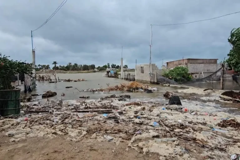 Huracán Polo rompe bordo de contención y desborda el mar en Puerto San Carlos, BCS