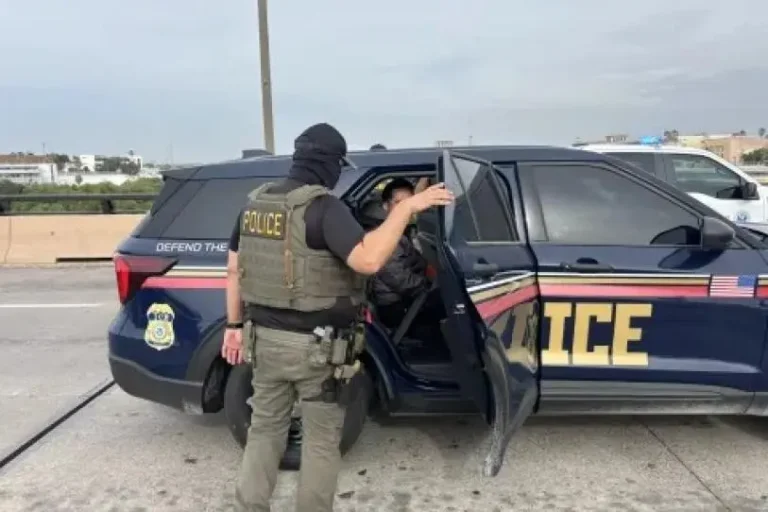 Agente de ICE dispara a venezolano en Texas; exigen investigar abuso