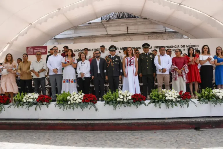 Fabiola Ricci encabeza desfile cívico-militar por el 216 Aniversario de la Independencia de México