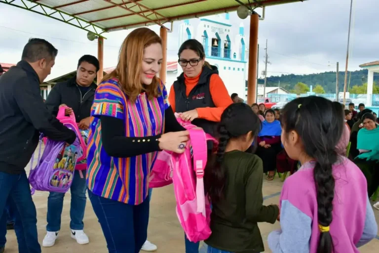 Entregan mochilas y útiles escolares a estudiantes en la Comunidad de Los Llanos