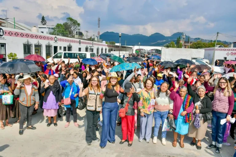 Ayuntamiento y DIF Municipal entregan tambos para la captación de agua pluvial en San Cristóbal