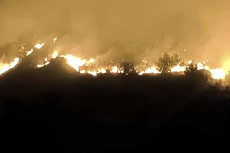 Voraz incendio forestal acorrala a Villa de Leyva, joya turística de Colombia